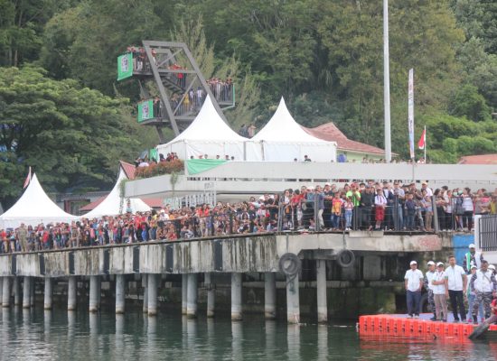 Ribuan Penonton Saksikan Lomba Cabor Renang Terbuka PON XXI 2024