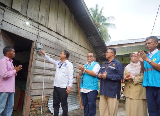 PLN UID Sumatera Utara Sambungkan Listrik Warga Tidak Mampu