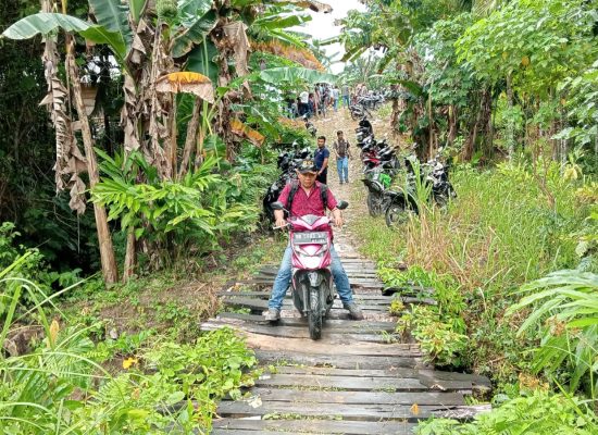 Kondisi Jalan Menuju Desa Hiliorahua Tasua Memprihatinkan, Paslon Sokhi-Yusuf: Jika Diizinkan Tuhan Kami Menang, Jalan Tersebut akan Diperbaiki