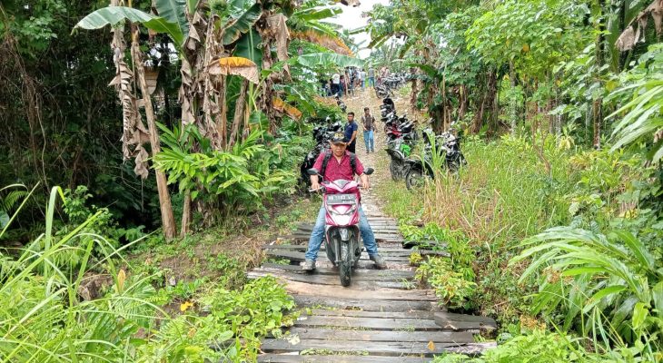 Kondisi Jalan Menuju Desa Hiliorahua Tasua Memprihatinkan, Paslon Sokhi-Yusuf: Jika Diizinkan Tuhan Kami Menang, Jalan Tersebut akan Diperbaiki