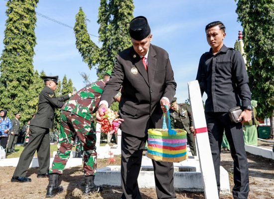 Sambut HUT TNI, Pjs Wali Kota Pematangsiantar Ziarah dan Tabur Bunga di TMP Nagur