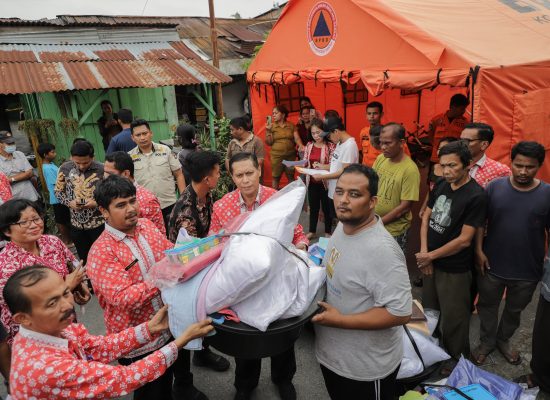 Pjs Wali Kota Pematangsiantar Kunjungi dan Serahkan Bantuan kepada Korban Kebakaran di Jalan Sejahtera