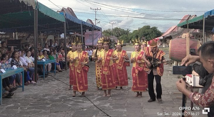 Pasangan Cabup-Cawabup Nisel Nomor Urut 1 Sokhi – Yusuf Disambut Atraksi Sanggar Budaya di Botohilitano