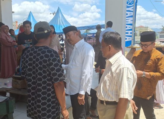 Cabup Saipullah Keliling Di Pasar Baru Panyabungan, Pedagang Sampaikan Aspirasi