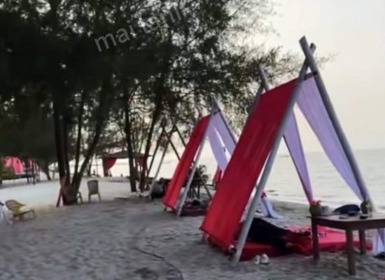 “PANTAI ROMANTIS” Pantai yang Pasirnya Berwarna Putih dan Lembut
