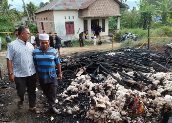 Simpati, Tim Pemenangan SAHATA Jenguk dan Bantu Korban Kebakaran di Desa Darussalam