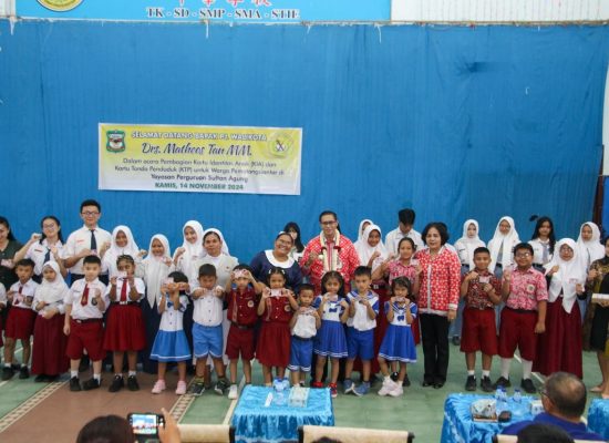 Pjs Wali Kota Pematangsiantar Bagikan KTP dan KIA kepada Pelajar dari 24 Sekolah