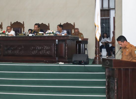 Sekda Junaedi Sitanggang Sampaikan Nota Jawaban Pemandangan Umum Fraksi DPRD Pematangsiantar terhadap Ranperda APBD 2025