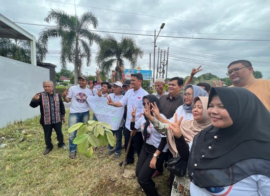 Komunitas Warga Kanal (KWK) Tanam dan Bagikan 1.000 Pohon Buah Bersama Prof. Ridha