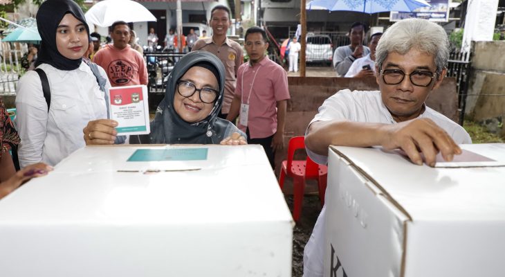 dr Susanti dan Erizal Ginting Beri Hak Suara di TPS 04 Jalan Nusa Indah