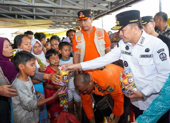 Pj Gubsu dan Pj Ketua PKK Tinjau Banjir dan Berikan Bantuan