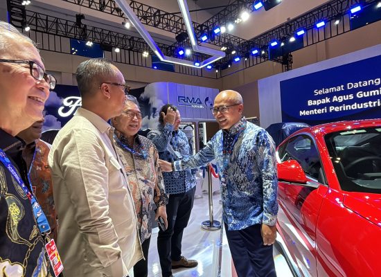 Menteri Perindustrian RI Agus Gumiwang Kartasasmita Kunjungi Booth Ford di GAIKINDO Jakarta Autoweek 2024