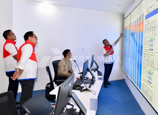 Pastikan Pasokan Energi Jelang Tahun Baru 2025 Aman, Dirut Pertamina Dampingi Wamen BUMN Tiko Tinjau Pertamina Digital Hub