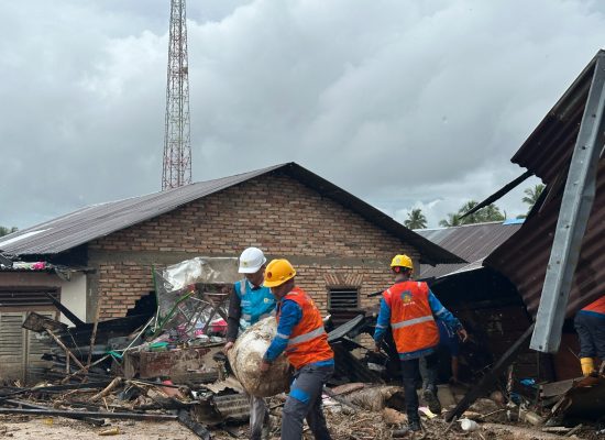 PLN UID Sumut Salurkan Bantuan dan Pulihkan Kelistrikan Pasca Banjir Bandang Tano Tombangan Angkola