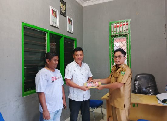 Lintas Sektoral Kecamatan Siabu Serahkan Bantuan Untuk Penderita Kanker Mulut