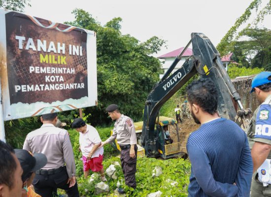 Satpol PP Kota Pematangsiantar Ratakan Kuburan Mr X di Jalan Vihara