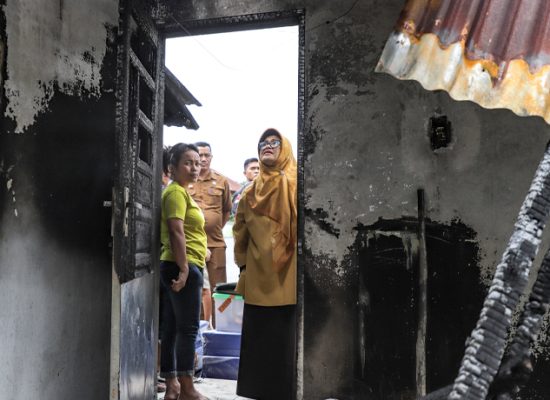 dr Susanti Serahkan Bantuan kepada Korban Kebakaran Rumah di Jalan D I Panjaitan