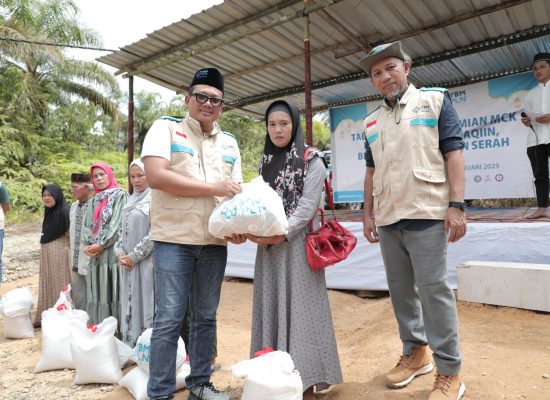 Semangat Berbagi, YBM PLN Bantu Warga Desa Sibagindar Bangun MCK dan Beri Sembako