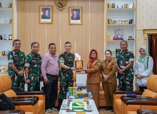 Wali Kota Siantar dr Susanti Terima Cenderamata dari Karumkit Siantar: Terima Kasih atas Sinergi dan Kolaborasinya