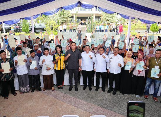 Tegaskan Kepastian Hukum Tanah Warga Negara, Menko AHY dan Wamen Ossy Serahkan Setipikat Tanah untuk Warga Lebak