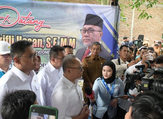 Tinjau Irigasi di Desa Dalu X B, Menko Pangan Harap Petani Bisa Lebih Sejahtera