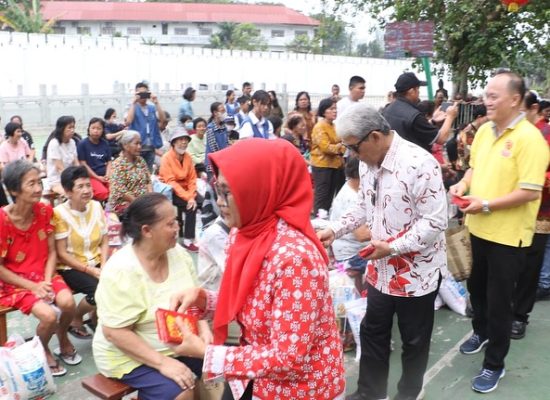 Jelang Imlek, Wali Kota dr Susanti dan Ketua Dekranasda Siantar Serahkan Bansos Tali Asih