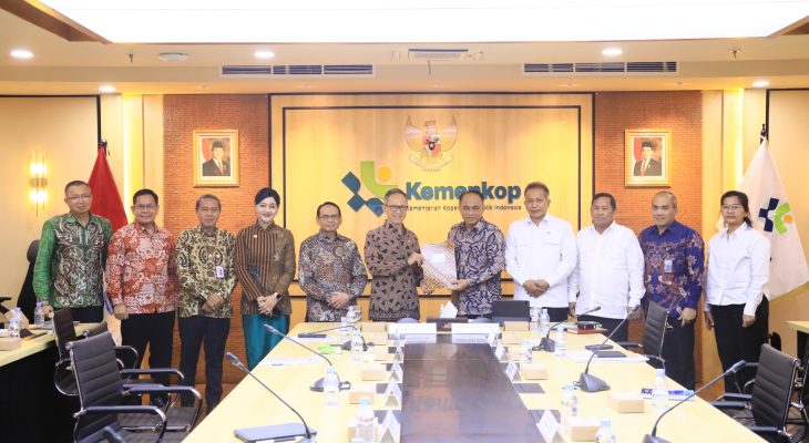 Kemenkop RI Serahkan Daftar Koperasi yang Menjalankan Kegiatan di Sektor Jasa Keuangan kepada OJK