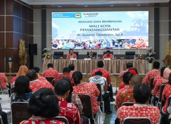dr Susanti Serahkan DHKP dan SPPT PBB-P2 Tahun 2025