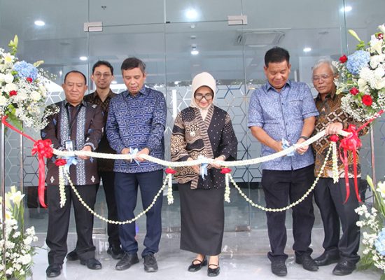 Saksikan Peresmian Wajah Baru BTN Siantar: dr Susanti Serahkan Miniatur BSA