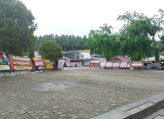 Ratusan Karangan Bunga Ucapan Selamat Penuhi Rumah Dinas Bupati & Wabup Nias Selatan.