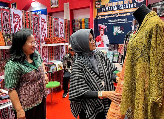 dr Susanti dan Erizal Ginting Kunjungi Inacraft 2025 di JICC