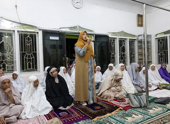Mewakili Wesly: Herlina Safari Ramadhan di Masjid Ar-Rahmat Sumber Jaya