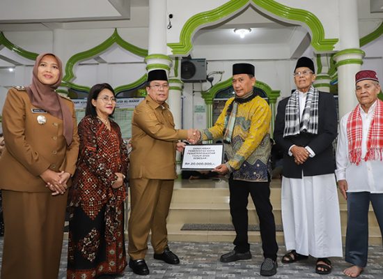Safari Ramadhan: Wesly dan Herlina Serahkan Hibah ke Masjid Al-Hanif