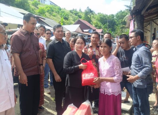 Bupati & Wakil Bupati Nisel Serahkan Bantuan Kepada Korban Kebakaran di Desa Hili’asi