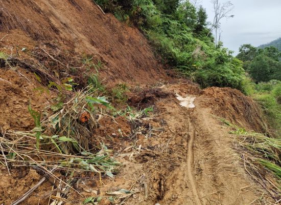 Longsor Tutup Akses ke Desa Banjar Lancat