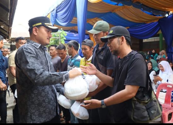 Wali Kota Tanjungbalai Berikan Bingkisan Lebaran Kepada Petugas Kebersihan Jelang Idul Fitri 1446 H