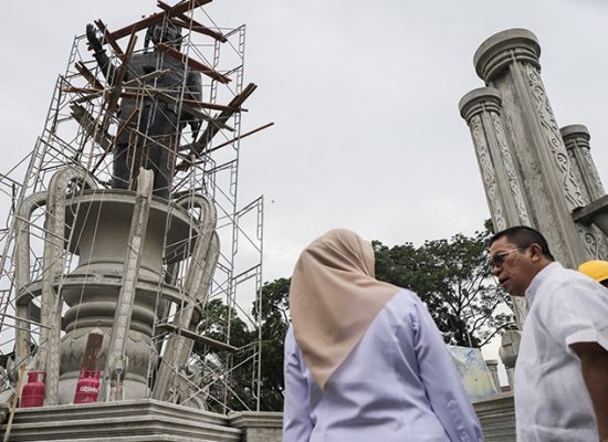 Wesly dan Herlina Tinjau Progres Pengerjaan Monumen Raja Sang Naualuh Damanik