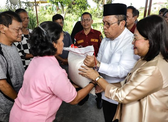 Wesly Kunjungi Serta Serahkan Bantuan Kepada Korban Puting Beliung dan Longsor
