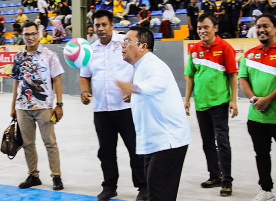Buka Kejuaraan Voli Pelajar: Wesly Sampaikan Pemko Pematangsiantar Dukung Kegiatan Olahraga