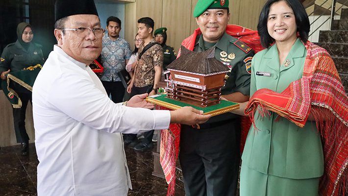 Pelepasan Pejabat Lama Danrem 022 PT: Wesly Berikan Hiou Simalungun ke Brigjen Tagor Rio Pasaribu