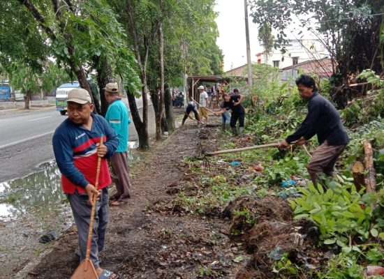 Gotong Royong Serentak Se Kecamatan Datuk Bandar Bersama Warga Masyarakat Sekitar
