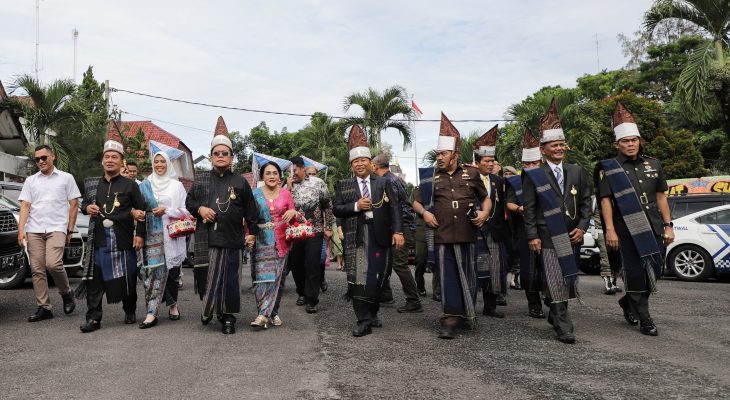 Meski Hujan Turun, Wesly Didampingi Ny Liswati Hadiri Peringatan Haul ke-111 Raja Sang Naualuh Damanik