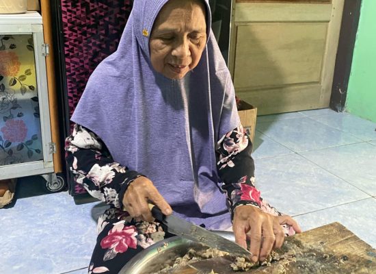 Selama 55 Tahun Menabung, Alhamdulillah Ibu Pedagang Sate di Penyabungan Naik Haji