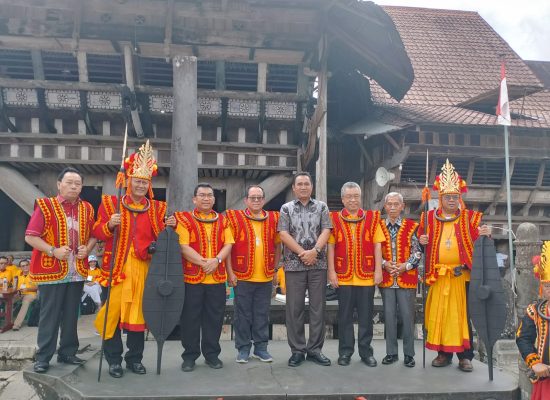 Pemkab Nisel Sambut Kunjungan Para Uskup di Desa Adat Bawomataluo