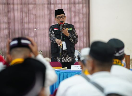 Sekretaris PPIH Embarkasi Medan Sambut Kedatangan Jemaah Calhaj Kloter 8