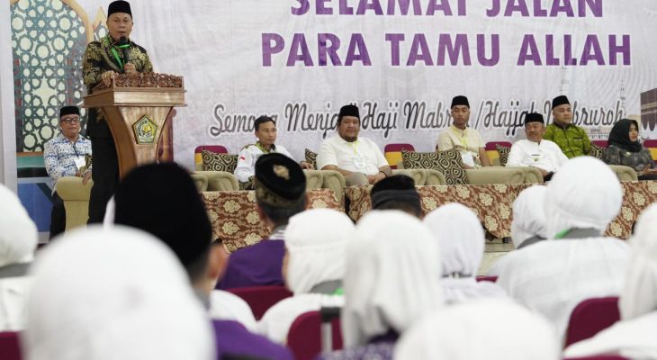 Ketua PPIH Embarkasi Medan Bersama Bupati Madina Melepas 359 Jemaah Calhaj Kloter 10