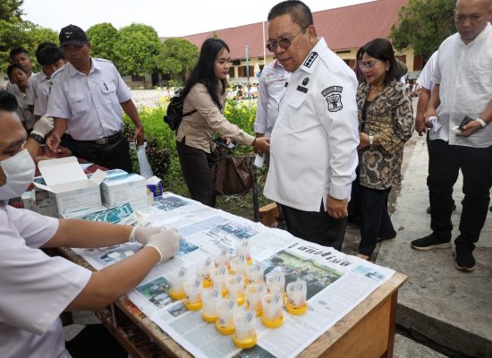 Wesly dan Ny Liswati Pantau Tes Urine Pelajar dan Guru di SMPN 8
