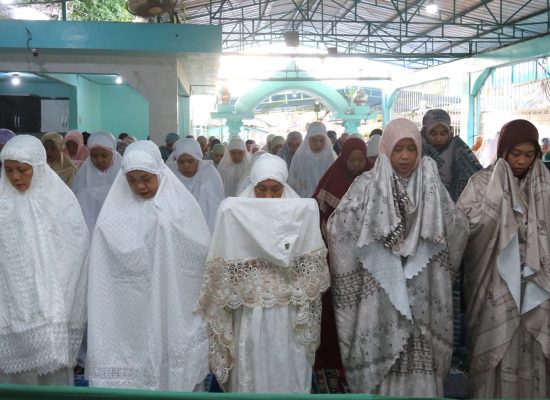 Herlina dan Masyarakat Sholat Idul Adha di Masjid Al Ikhlas Jalan Bola Kaki Gang Langgar