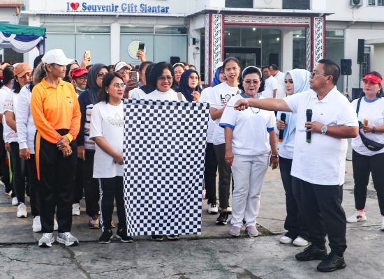 Wesly dan Ny Liswati Fun Walk Bersama IBI di Minggu Pagi