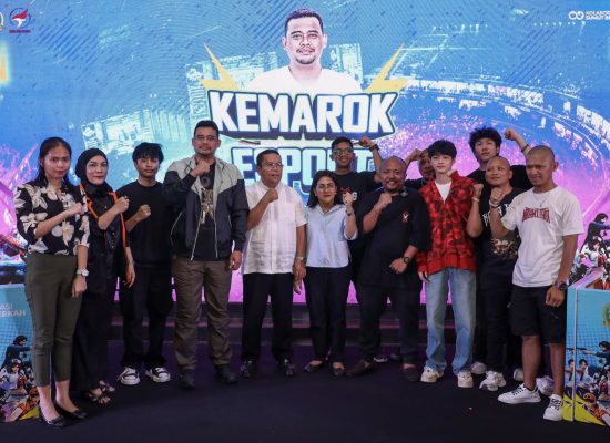 Wesly Saksikan Langsung Bobby dan Pascol Tanding Mobile Legends di Ajang Kemarok ESports